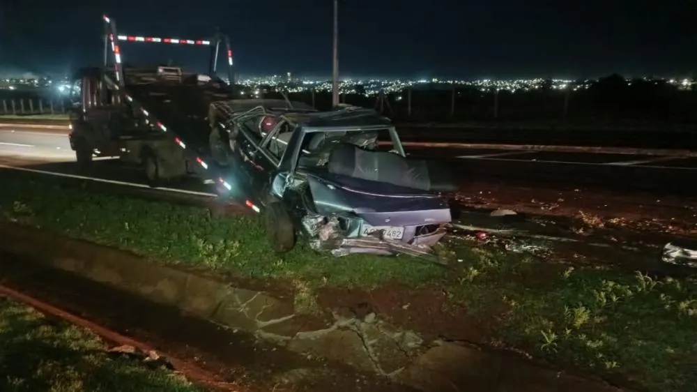 Ford Del Rey capota após ser atingido na traseira em Toledo