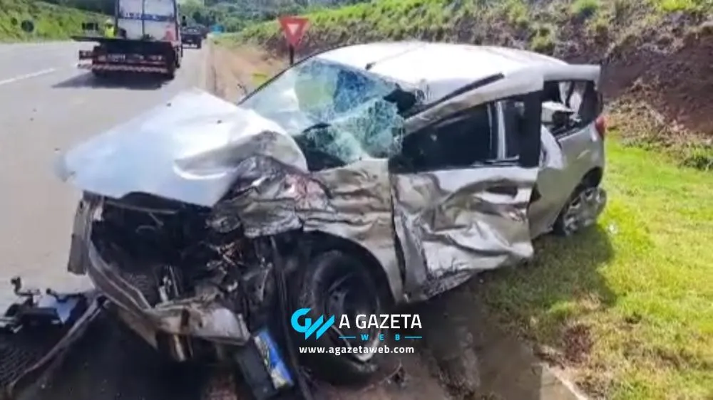 VÍDEO: Colisão entre Sandero e caminhão deixa três feridos na BR-163 em Marechal Rondon