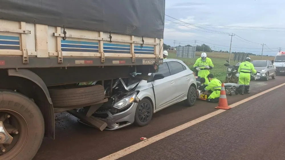 Carro bate na traseira de carreta e deixa motorista ferido na BR-369