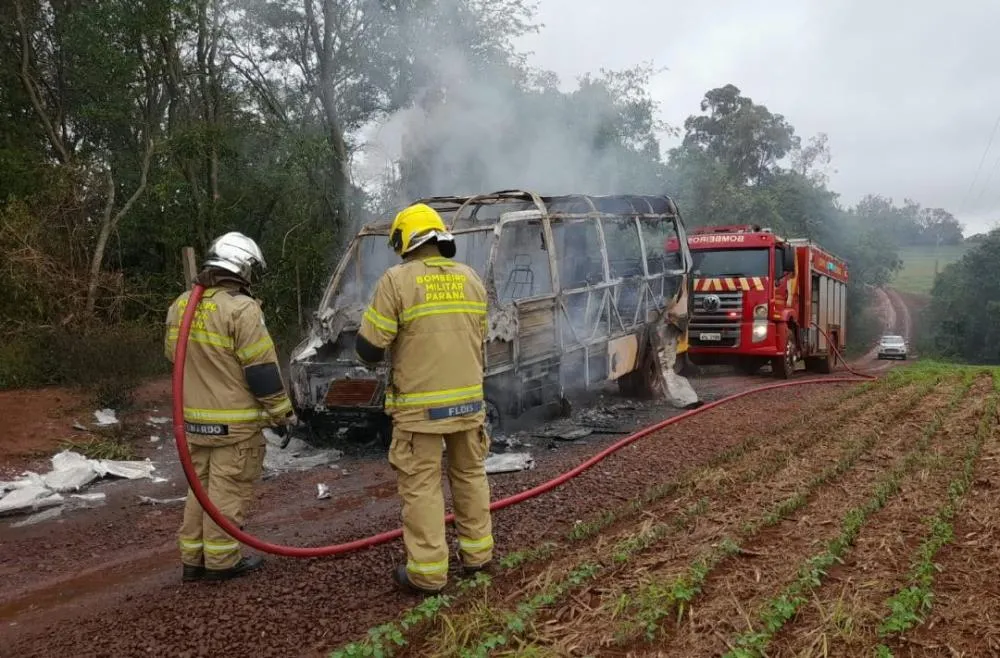 Ônibus do transporte escolar pega fogo no interior de Toledo; motorista e criança escapam sem ferimentos