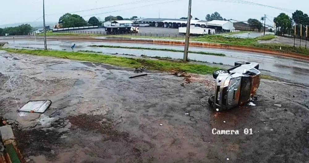VÍDEO: Hilux capota na BR-163 em Marechal Rondon e deixa quatro feridos