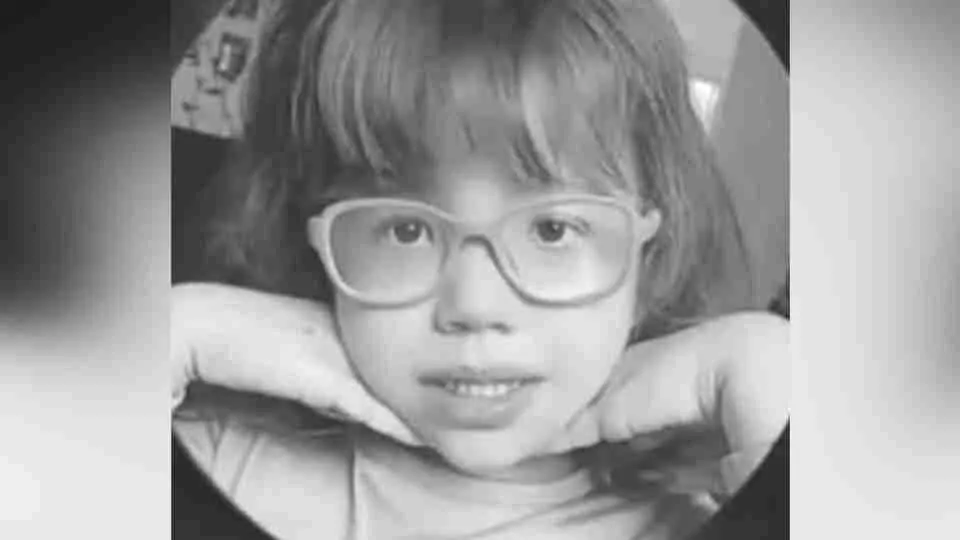 Menina de 3 anos morre após trave de futebol cair sobre ela durante festa no Paraná