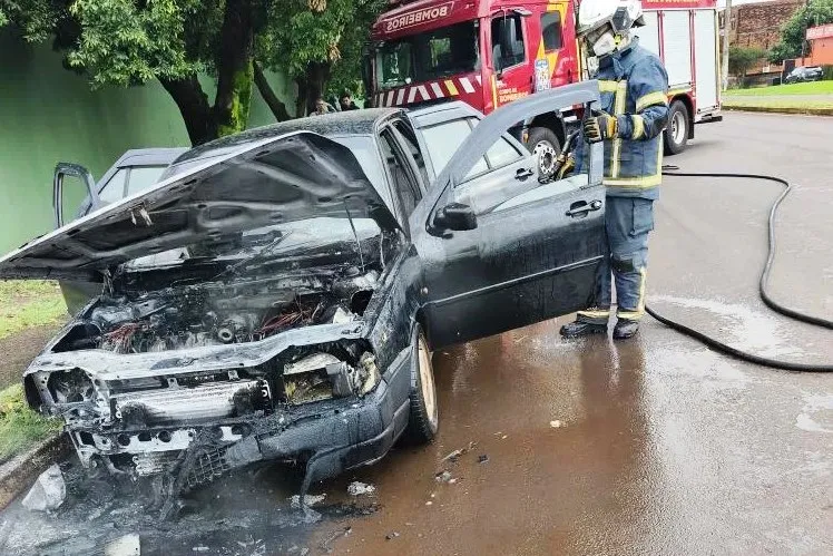Carro pega fogo na Avenida Írio Jacob Welp, em Marechal Rondon