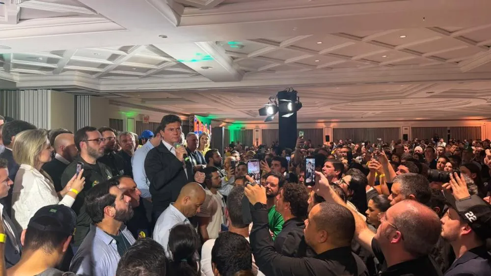 Moro reúne 230 prefeitos e quase 3 mil pessoas em evento pró-Flávio em Curitiba