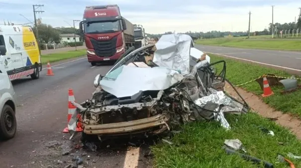 Colisão entre carreta e Corolla deixa dois mortos na BR-163, em Toledo