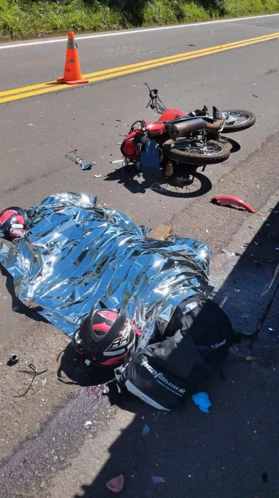 Idoso de 73 anos morre após CG 160 bater em caminhão parado na PR-484, em Três Barras do Paraná
