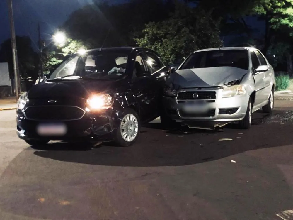 Colisão entre Ford Ka e Fiat Siena deixa mulher ferida em Terra Roxa