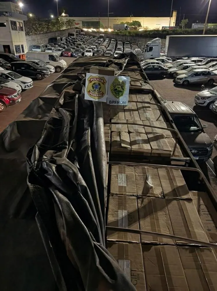 Caminhão com 35 mil pacotes de cigarros é interceptado em Toledo