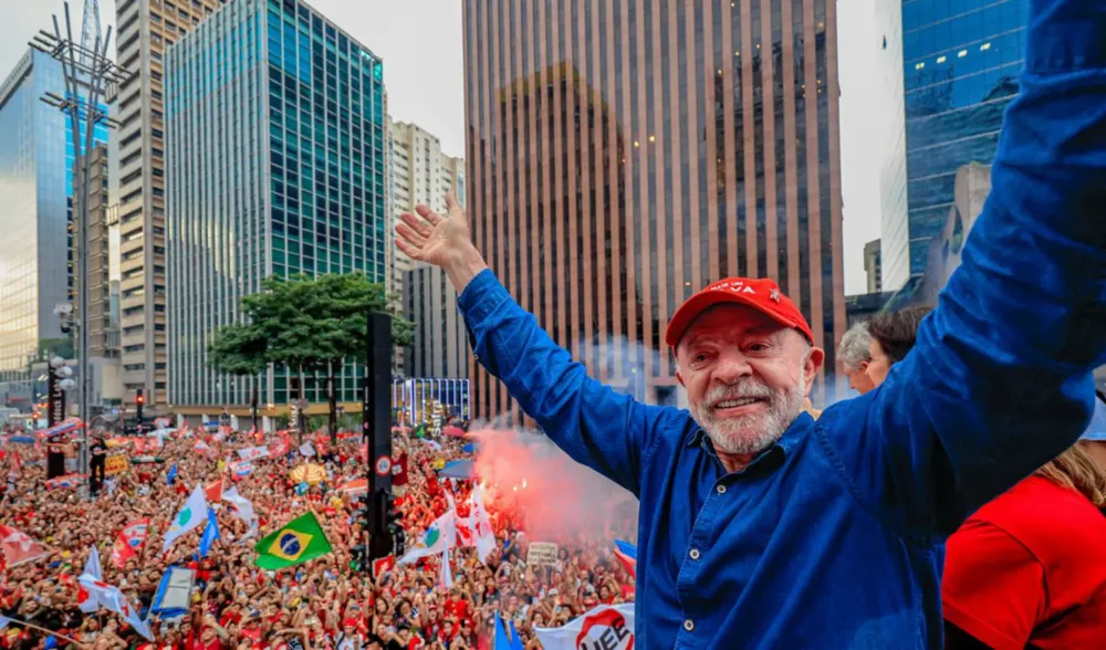 Lula vence de virada e está reeleito para o quarto mandato presidencial