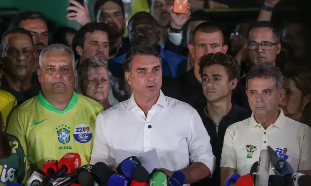 Flávio Bolsonaro rejeita resultado e anuncia pedido de anulação da eleição