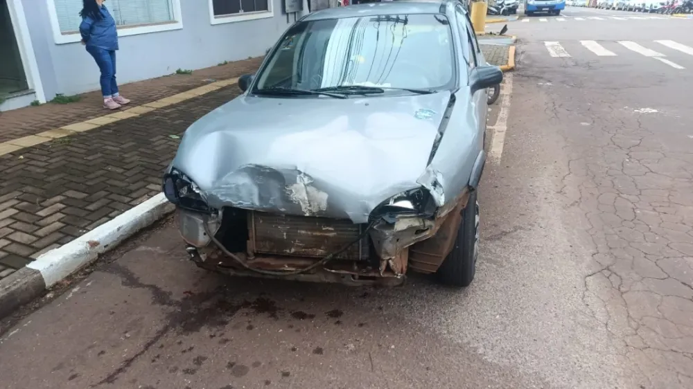 Carro tomba após colisão com outro veículo em cruzamento no Centro de Toledo